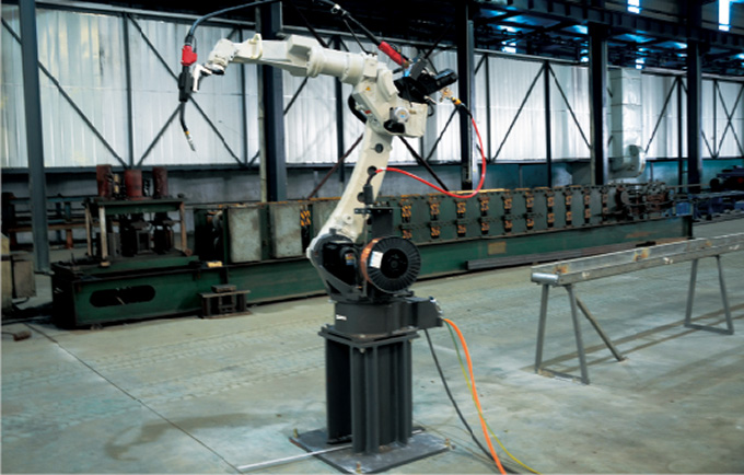 横梁自动焊接机器人